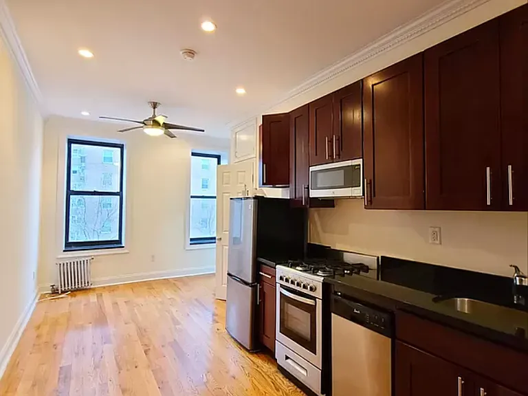 409 E 6th St #5A — Photo 1