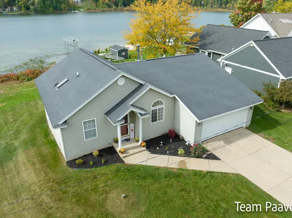 3543 Causeway Dr NE, Lowell, MI 49331