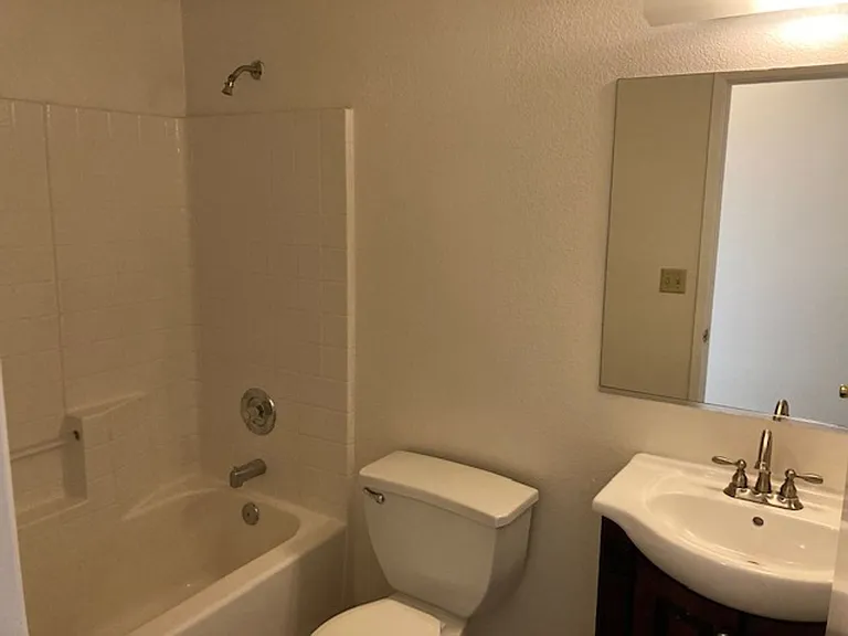 860 W Commercial Ave — Photo 6