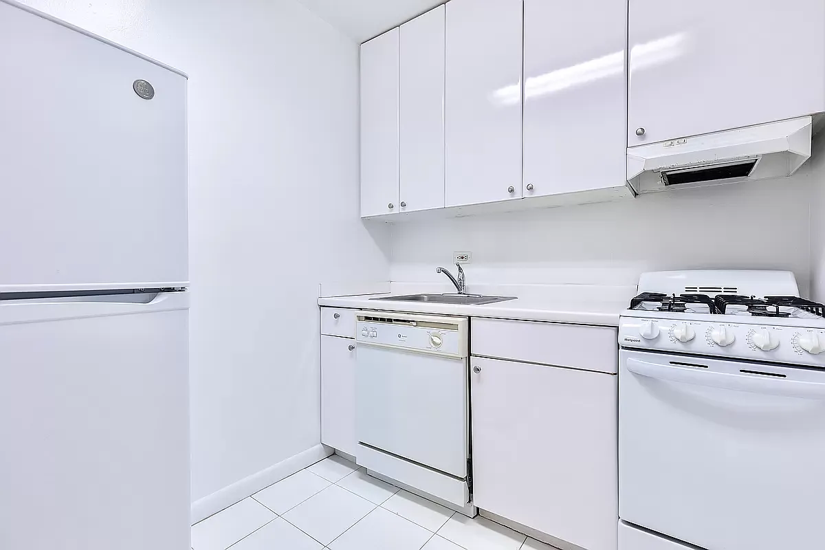 330 East 46th Street — Photo 3