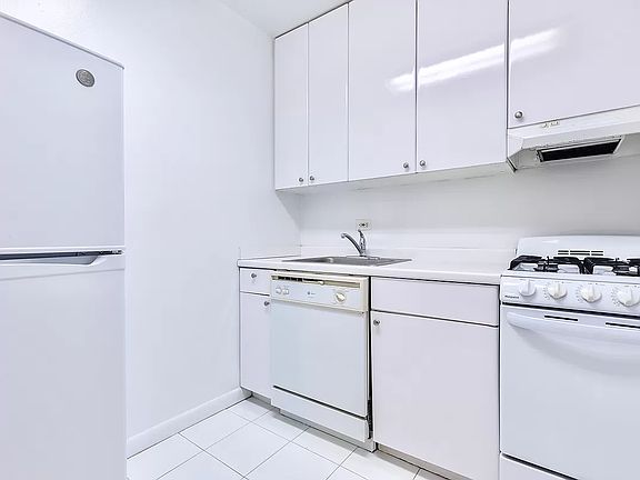 4th image of 330 E 46th St APT 3L