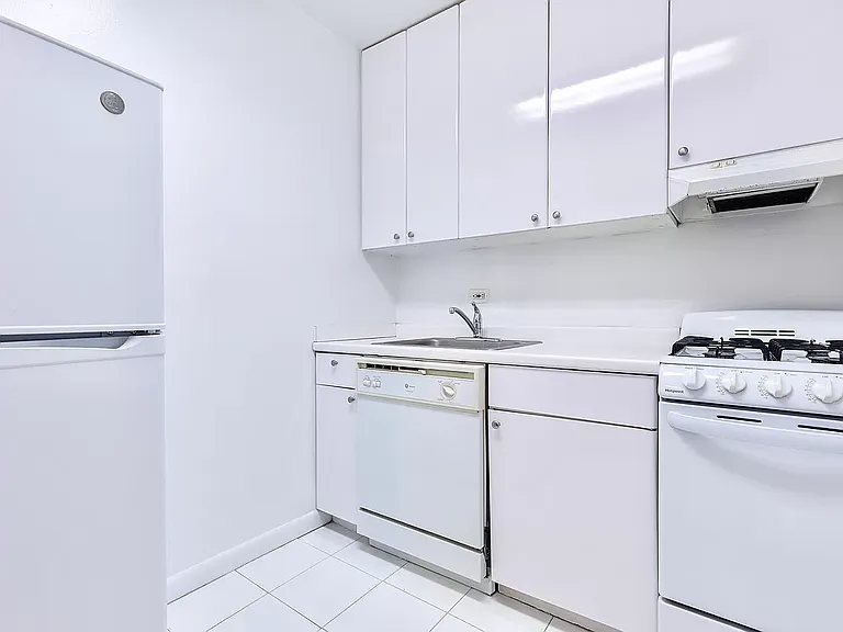330 E 46th St #12L — Photo 3