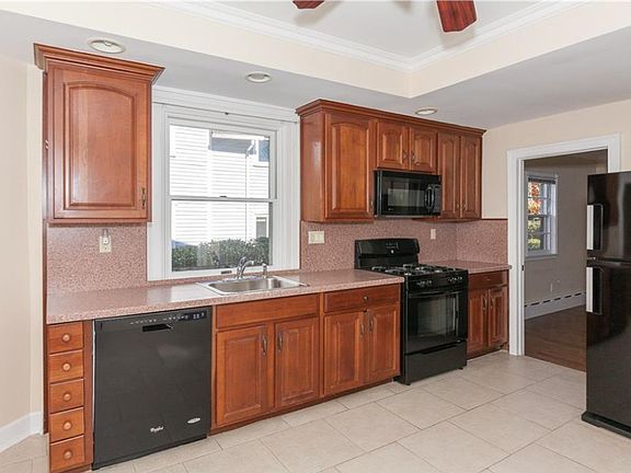 Eat-In Kitchen w/ Pantry