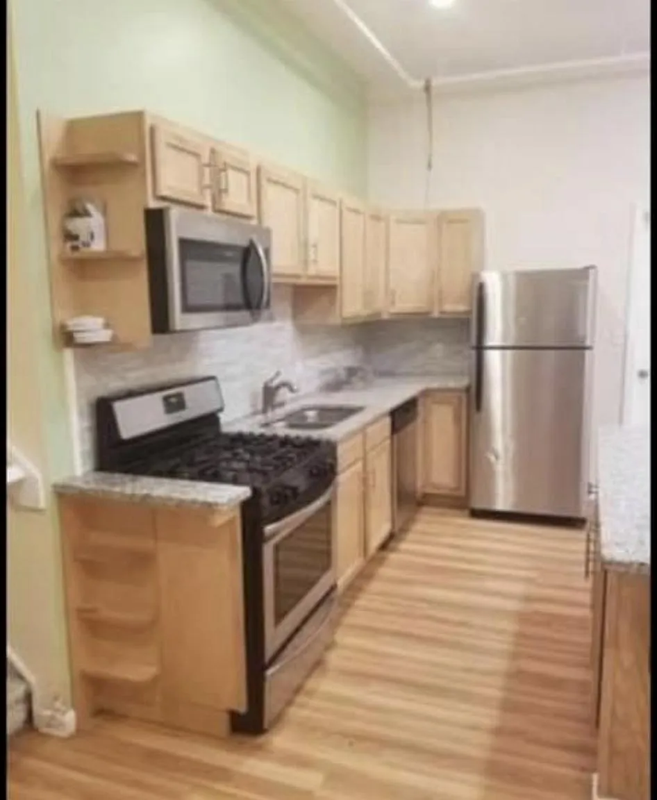 12 bed, 6522 sqft, $11,050 — Photo 1
