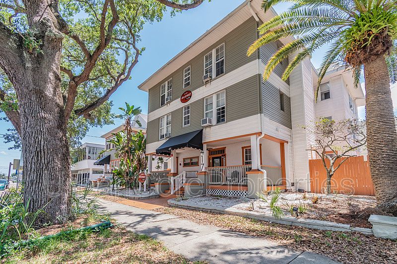 1st image of 417 4th St N #202