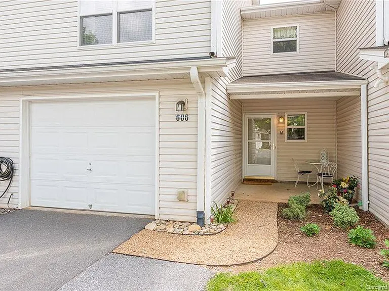 Olde Covington Way — Photo 1