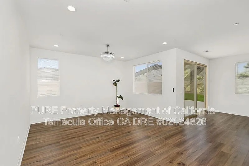 5 bed, 3.0 bath, 2654 sqft, $3,995 — Photo 2