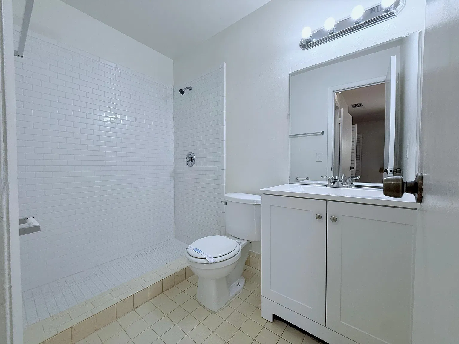 2 bed, 2.0 bath, 900 sqft, $2,025 — Photo 3
