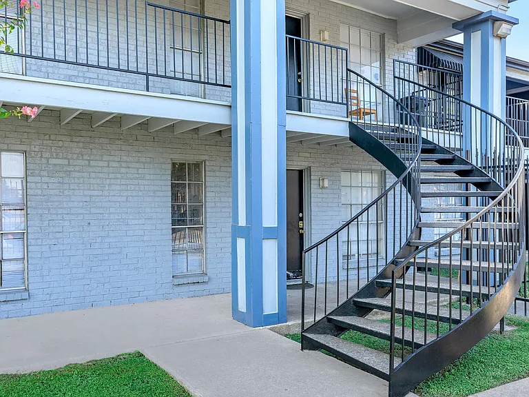 Colonial Woods Apts — Photo 13