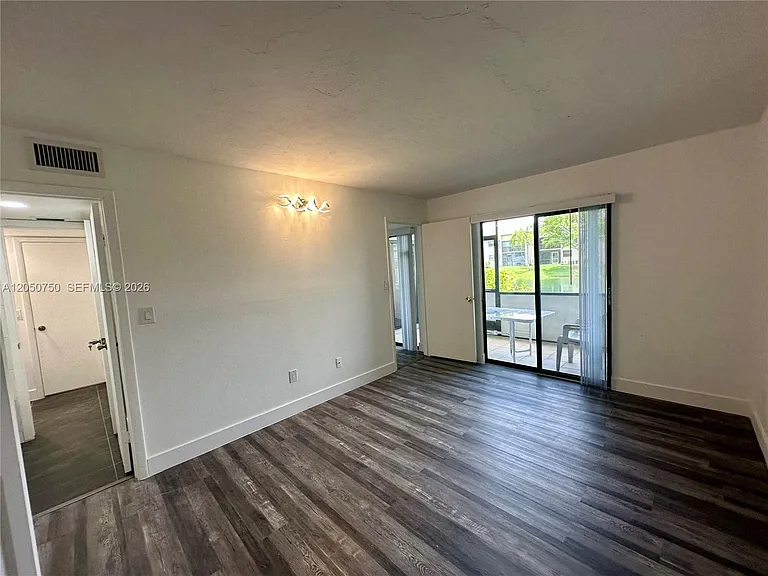 960 N Franklin Ave #960G — Photo 12
