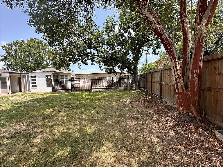 1121 Millie St — Photo 44