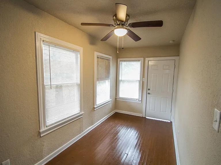 932 Poinsettia — Photo 20