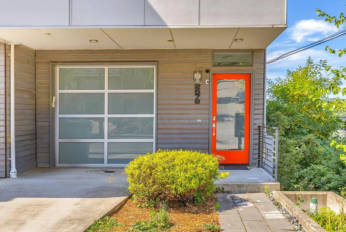 3 bed, 2092 sqft, $4,950 — Photo 2