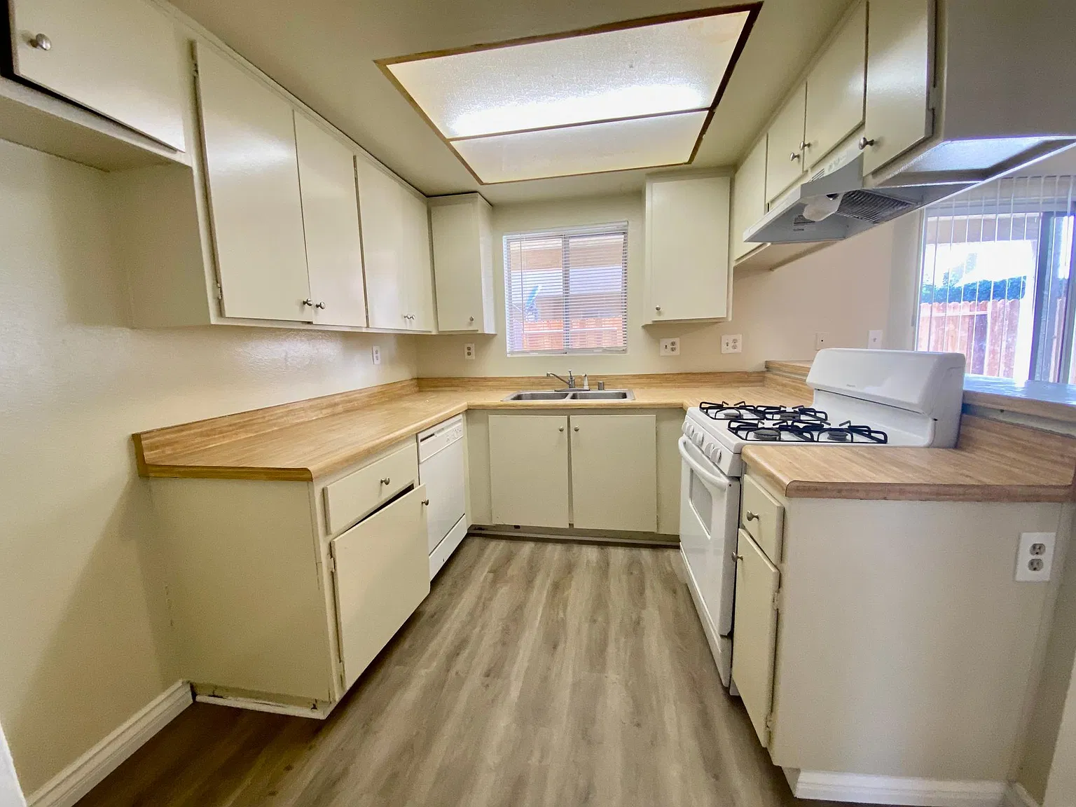 3 bed, 2.5 bath, $2,995 — Photo 2