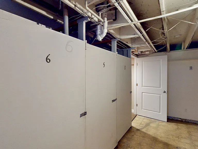 The Badger Den Apartments on University — Photo 7