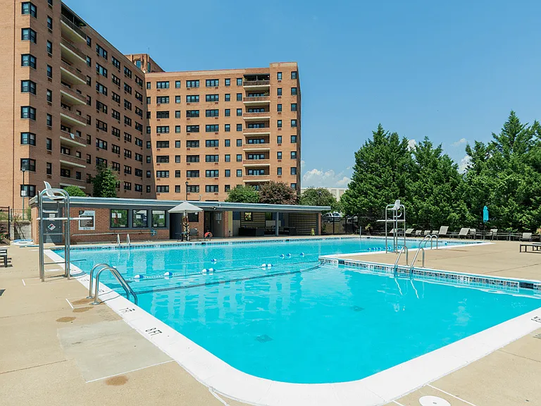 Huge swimming pool with seating