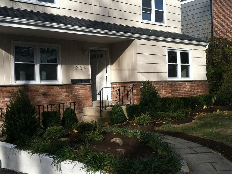 1st image of 209 Underhill Ave #1