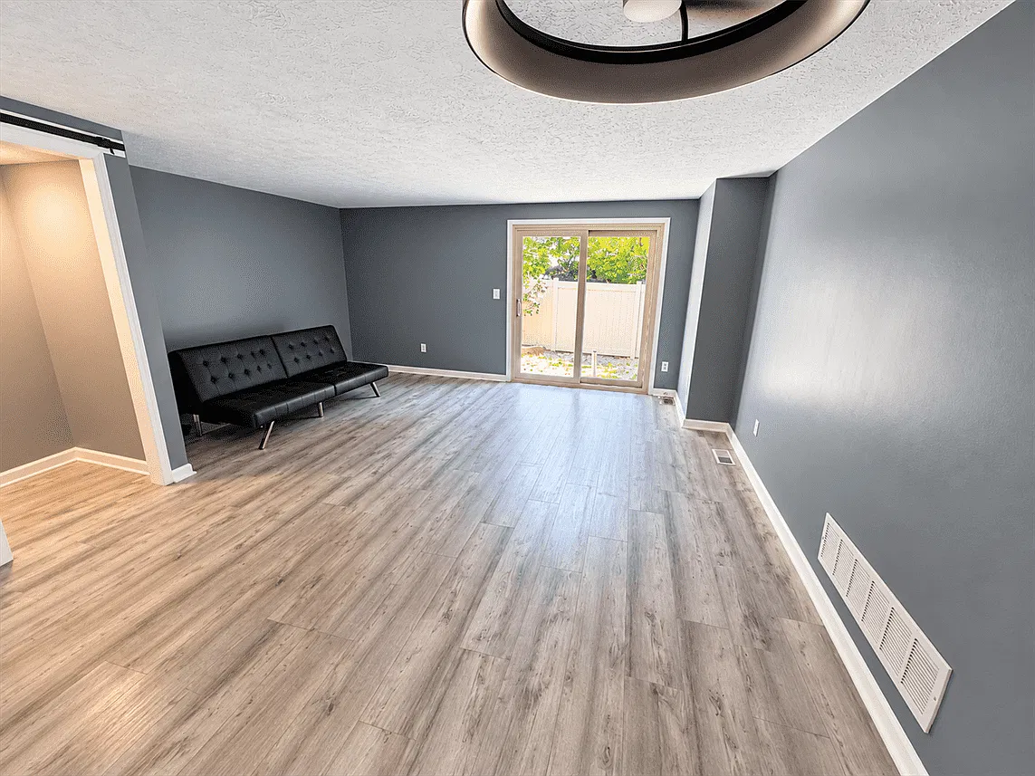 2 bed, 1.5 bath, 1336 sqft, $1,700 — Photo 3