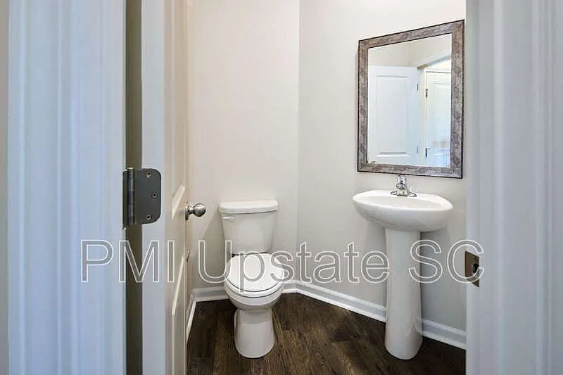 3 bed, 2.5 bath, 1429 sqft, $1,650 — Photo 4