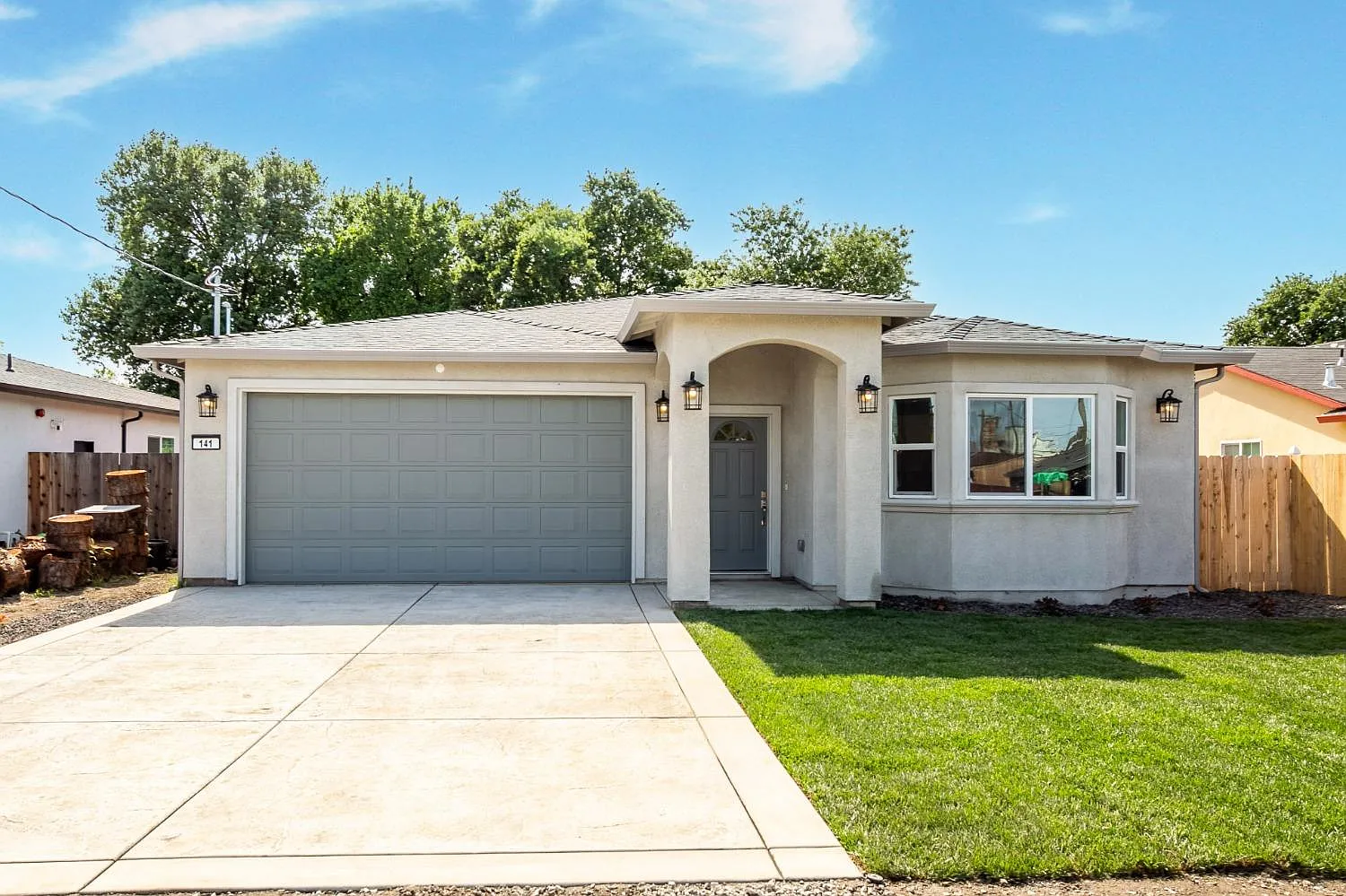 141 N Olive Ave photo 1
