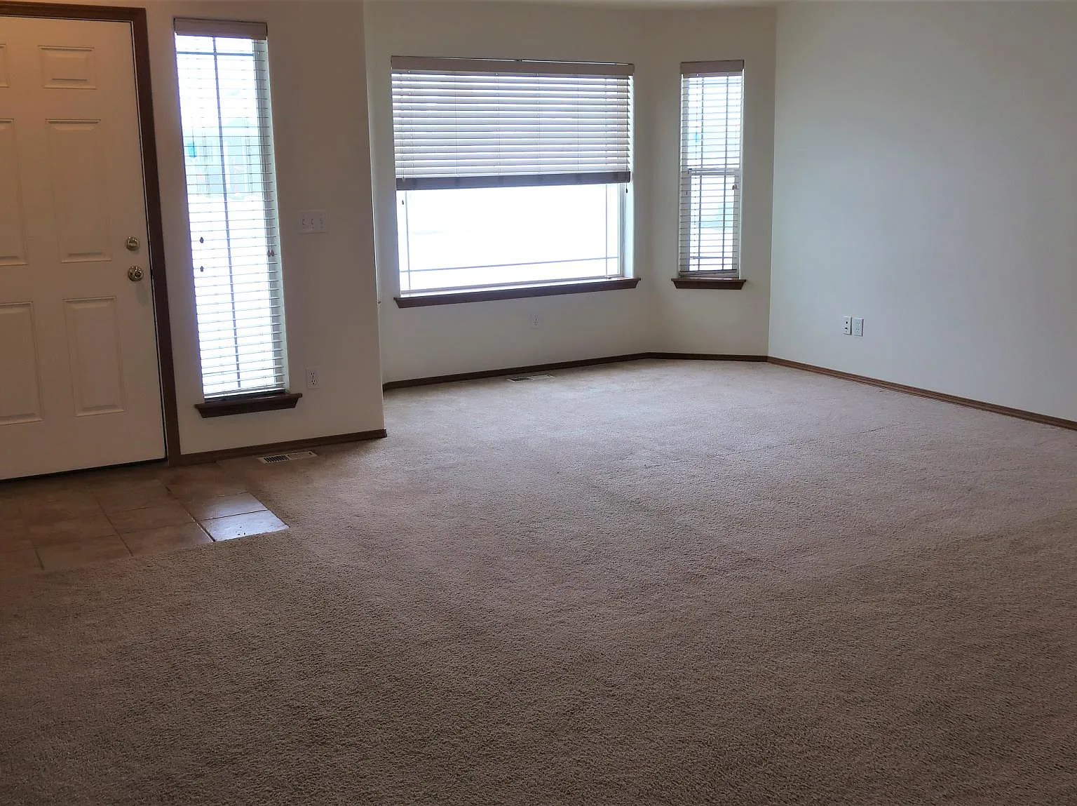 3 bed, 1318 sqft, $2,450 — Photo 2