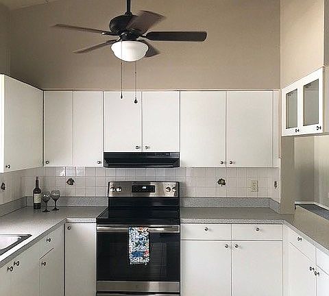Kitchen w/vaulted ceilings