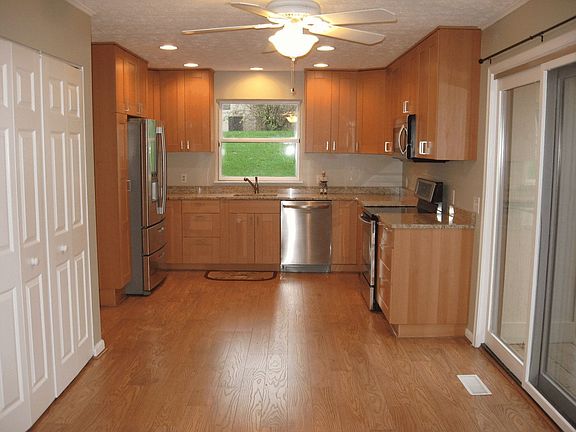 Kitchen has eating area