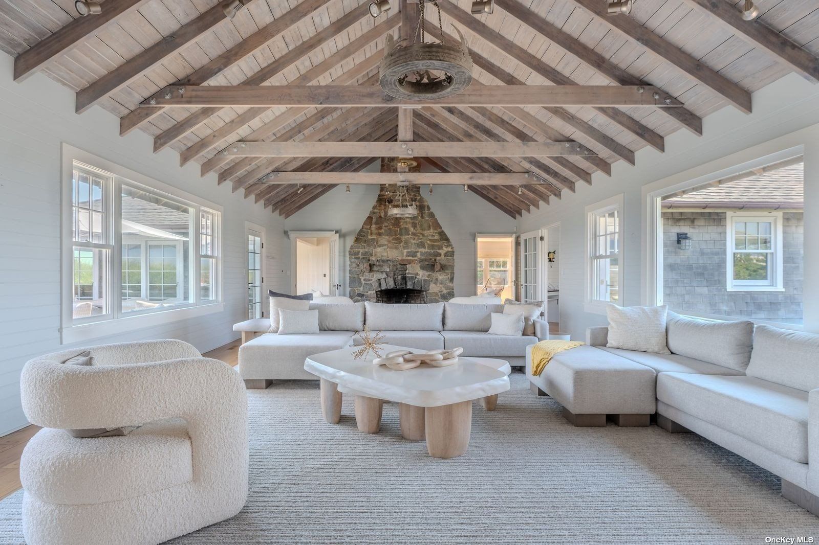  Welcome Home! Great room w Soaring ceilings