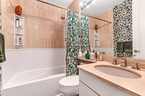 Sold by Christie's International Real Estate Group, LLC | media 23