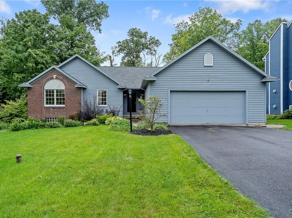 8212 Royal Scarlet Dr, Baldwinsville, NY 13027