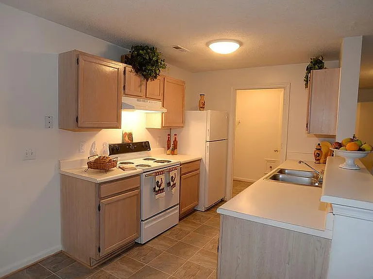 Taylor Pointe Apartments — Photo 14