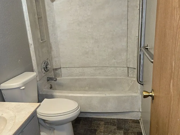 813 Delaware St — Photo 6