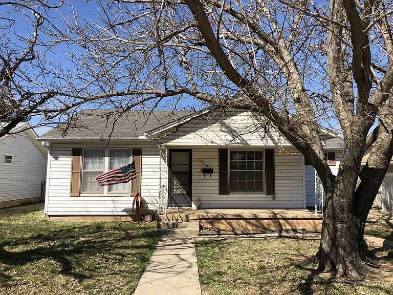 1926 Ross Ave — Photo 1