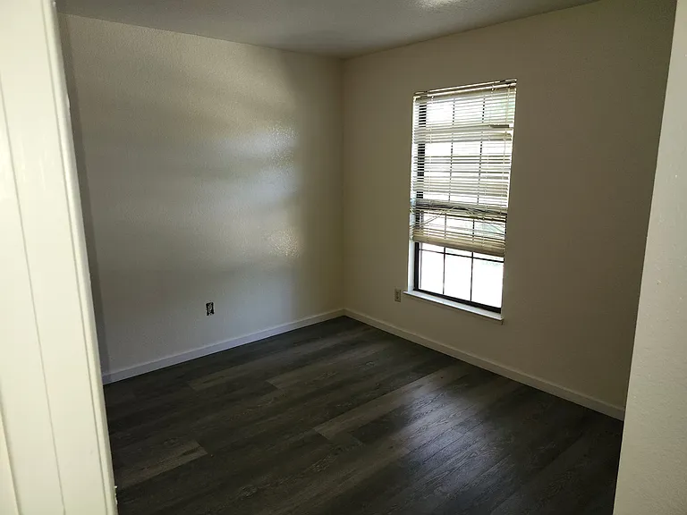 220 S Hutchins St — Photo 3