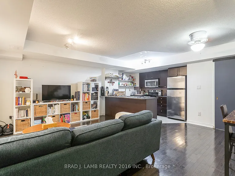 25 Turntable Cres #Townhouse 137 — Photo 6