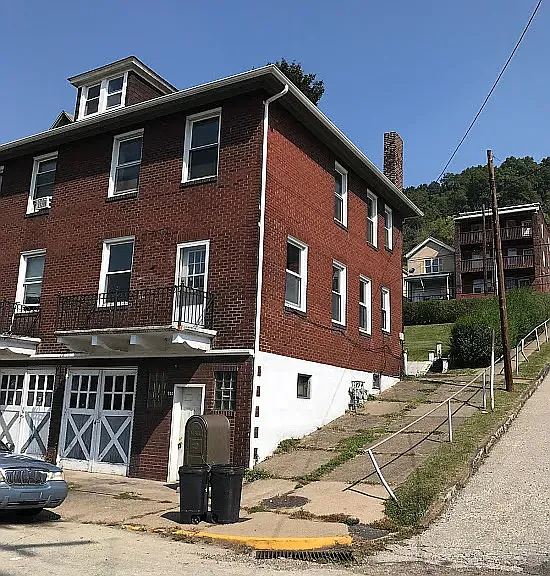 700-702 Airbrake Ave