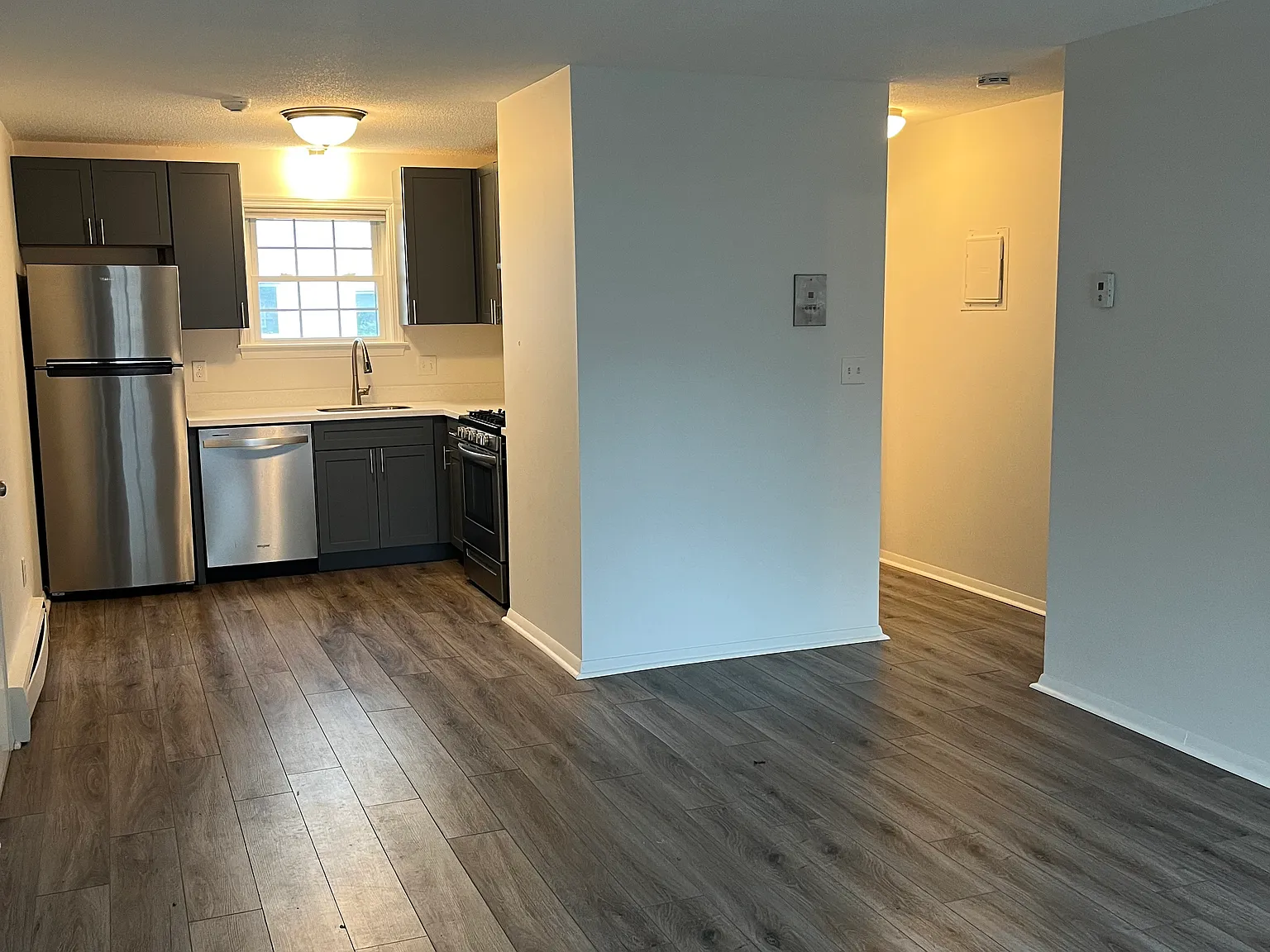2 bed, 700 sqft, $2,200 — Photo 2