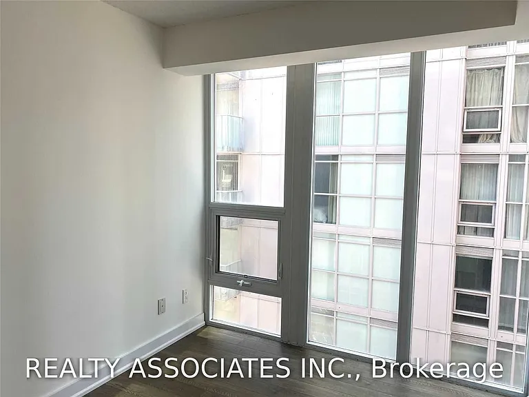 126 Simcoe St #504 — Photo 6