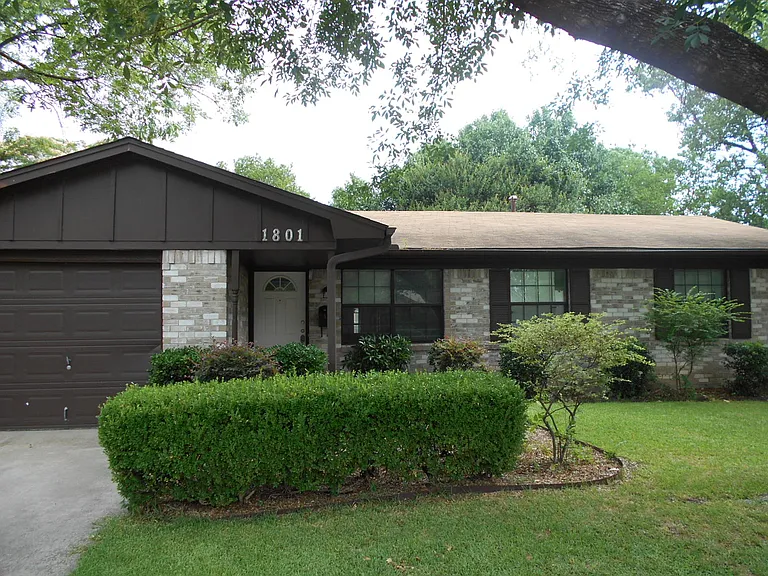 1801 Meadowcrest Dr — Photo 1