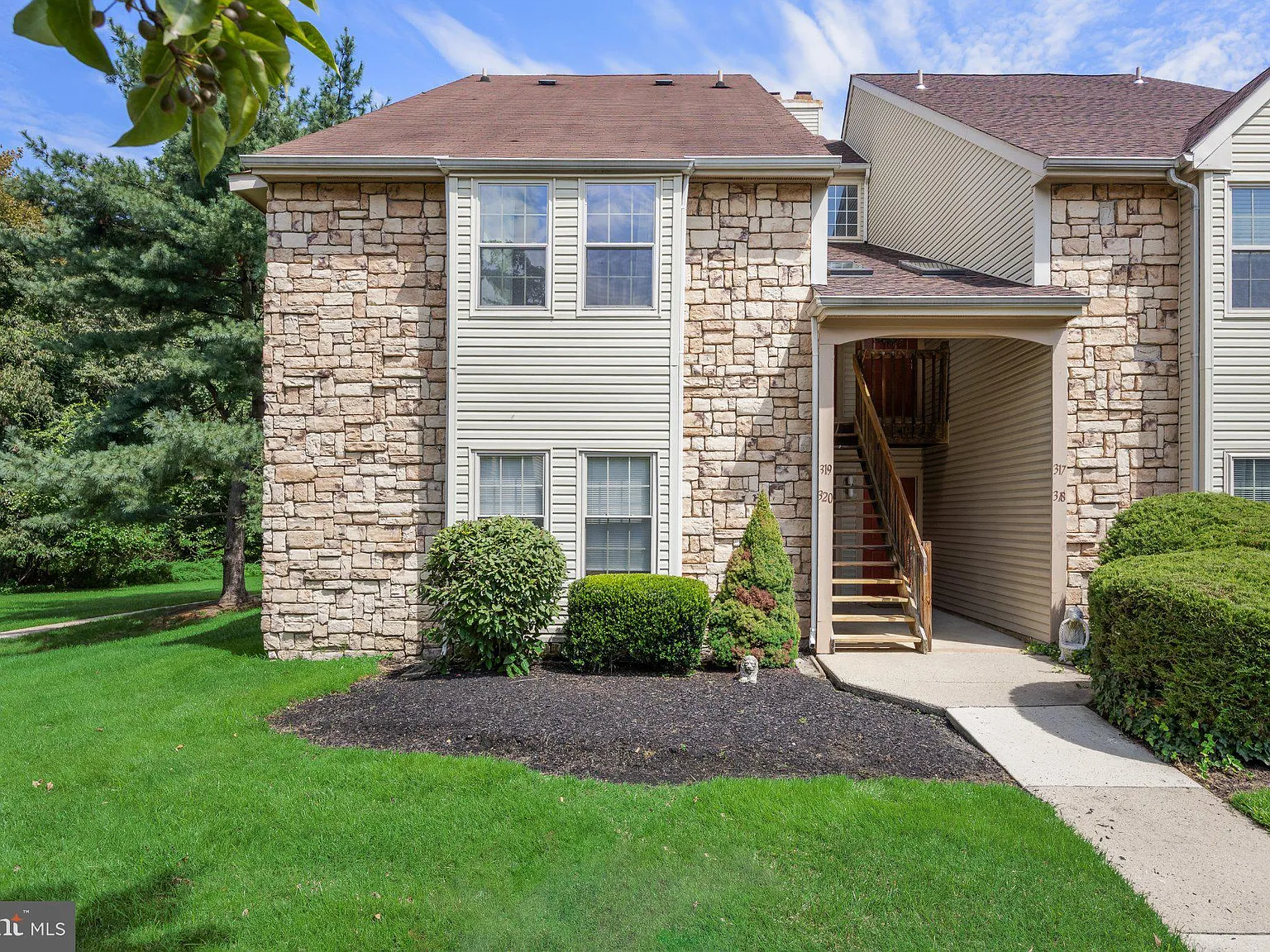 2 bed, 2.0 bath, 1101 sqft, $2,500 — Photo 1