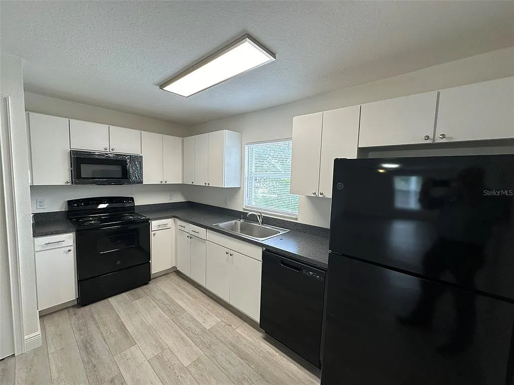 3 bed, 2.0 bath, 1020 sqft, $2,200 — Photo 3