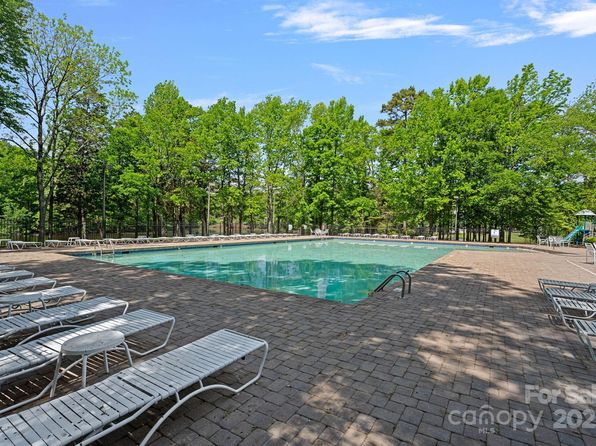 3124 Lakewood Edge Dr, Charlotte, NC 28269