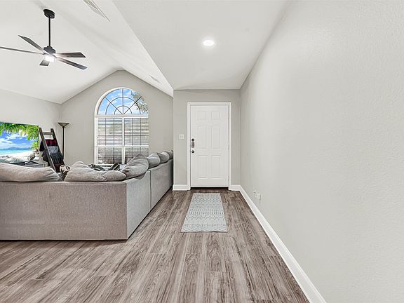4th image of 1410 Daffodil Ln