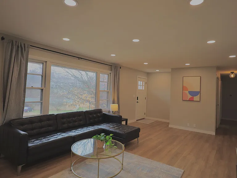1534 N Woodburn Ave — Photo 26