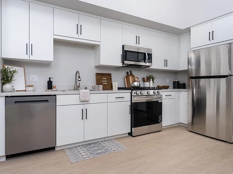 Downtown Ontario Luxury Apartments — Photo 19
