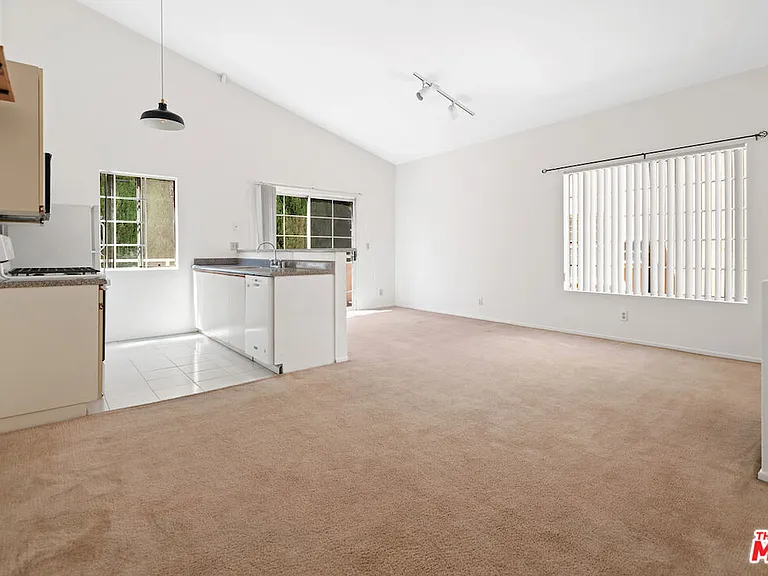 607 N Rossmore Ave #205 — Photo 2