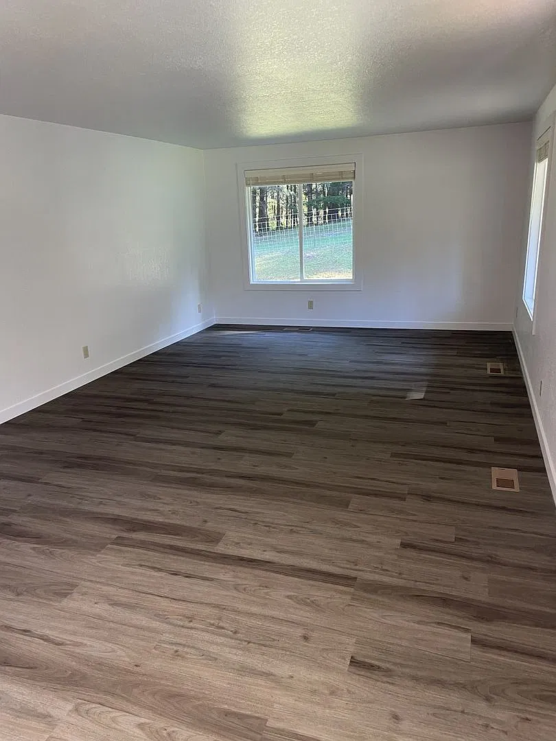 Yoncalla newly remodeled 3 bedroom 1 bath with garage — Photo 2