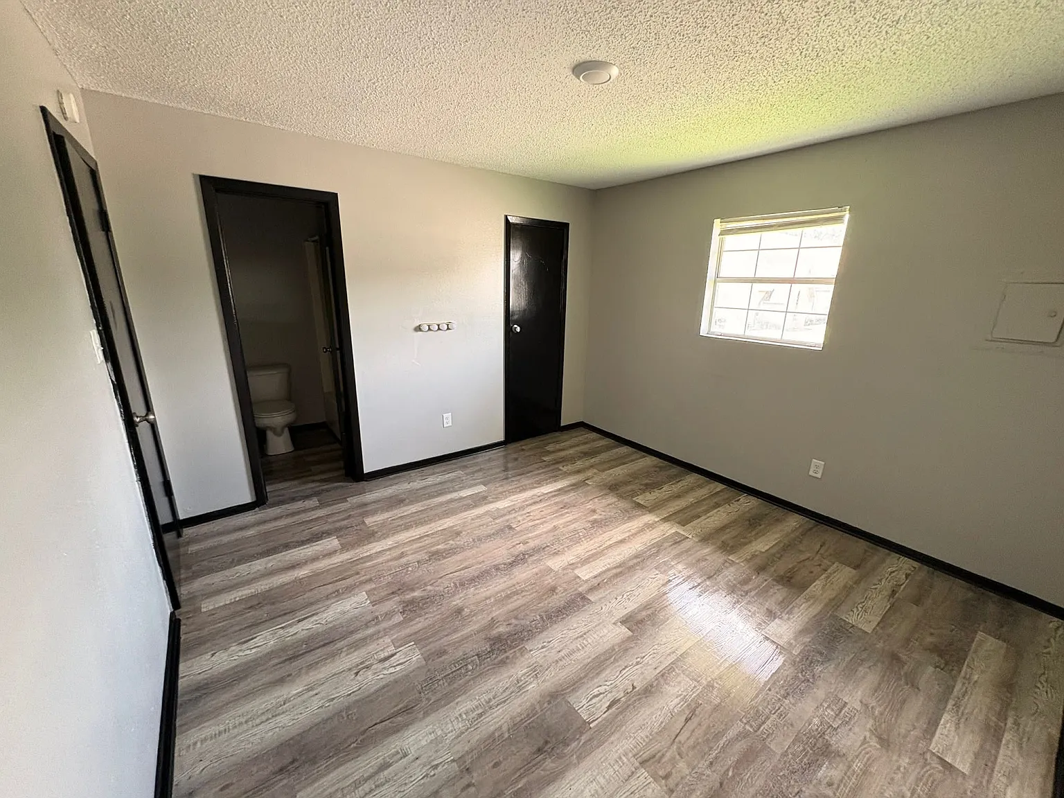 2120 W. 30th Apartments - 2120 - #8 — Photo 3