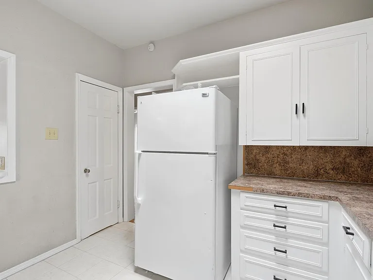 1041 Albany St — Photo 10