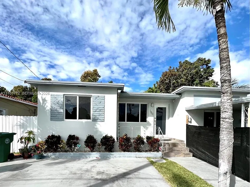 180 NW 32nd Pl